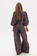 Pantalón culotte a cuadros azul y marrón, de tiro alto y corte ancho.