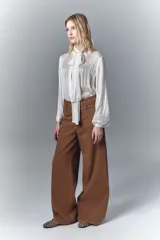 Pantalón jean de corte oxford tiro alto, color habano, confeccionado en denim rígido.