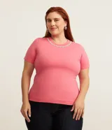 Blusa rosa de algodón con cuello redondo y aplicación de perlas artificiales y strass.