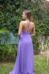 Vestido largo color lila con breteles finos, escote en V y corte imperio.