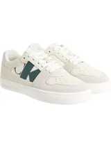 Zapatillas urbanas Calvin Klein Jeans color blanco con detalles en gris y logo CK en verde oscuro.
