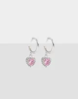 Aros tipo argolla plateados con dije colgante de corazón rosa rodeado de strass.