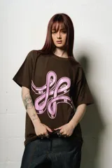 Remera marrón de corte regular fit, con estampa plastisol de alta calidad.