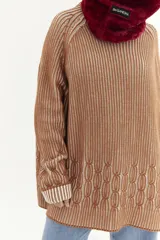 Sweater oversize de punto acanalado verde oscuro con tejido de ochos en la base y escote amplio.