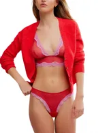 Colaless de encaje roja con bordes de encaje lila.