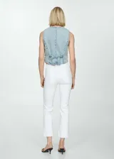 Pantalón de jeans de tiro alto, corte acampanado y largo cropped. Confeccionado en tejido elástico de algodón reciclado, con cinco bolsillos, trabillas, cierre de cremallera y botón, y bajo deshilachado.