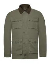 Chaqueta verde militar con cuello de pana marrón, cierre con botones, cuatro bolsillos frontales con solapa y forro de franela desmontable.