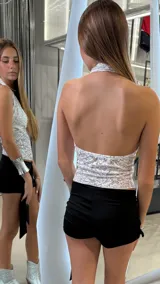 Short negro de tiro bajo con lazo lateral.