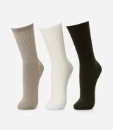Kit de tres pares de medias largas de algodón canelado, sin estampa.