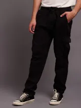 Pantalón jogger cargo negro con puños ajustados, confeccionado en 98% algodón y 2% elastano.