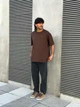 Pantalón de jean gris lavado, corte mom fit, tiro alto y pierna holgada.