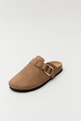 Zuecos negros con base de corcho, puntera cerrada y hebilla dorada decorativa.