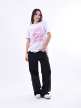 Remera blanca de algodón con estampado de texto y dibujos en tonos rosados.