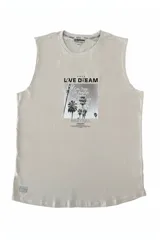 Musculosa color gris claro, corte oversize, con cuello redondo y estampado con imagen de palmeras y texto con nombres de ciudades.