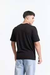 Remera de manga corta color crudo, de corte holgado y hombros caídos.