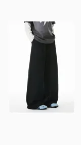 Pantalón deportivo negro de corte ancho.