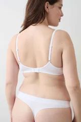 Soutien blanco de microfibra seamless, con copa removible, breteles elastizados ajustables y cierre en la espalda con cuatro posiciones de ajuste de contorno.