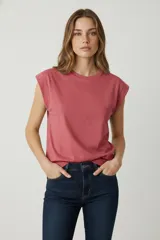 Remera manga corta color rosado, de algodón, corte holgado y cuello redondo.