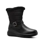 Bota de caña media color negro, con exterior de cuero sintético y detalle de piel sintética en el borde superior. Ajuste con correa con hebilla metálica.
