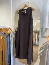 Vestido largo celeste de lino, corte recto y cuello buche.