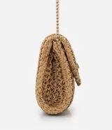 Cartera pequeña de rafia con textura de efecto paja, modelo transversal con asa de cadena metálica y cierre de locker metálico frontal.