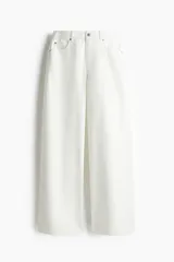 Pantalón de jean blanco de tiro alto, corte amplio en la pierna y cinco bolsillos.