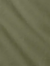 Pantalón chino en verde militar, de corte slim con pierna recta, confeccionado en algodón Pima elástico.