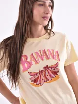 Remera lila con estampado frontal con la frase "Gracias por nada".