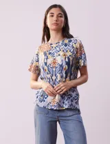 Blusa de algodón estampada marca Cupio, con cuello a la base y manga corta.