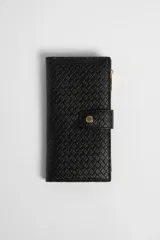 Billetera larga negra con textura tejida y cierre con broche dorado.