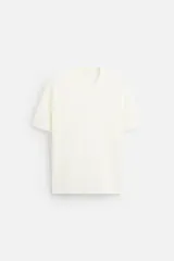Camiseta celeste de punto con hilatura de mezcla de algodón, corte relaxed fit, cuello redondo, manga corta y acabados en rib.
