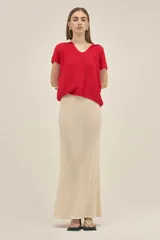 Top tejido rojo de manga corta con cuello camisero y escote en V.