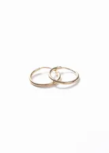 Par de aros tipo argolla de oro amarillo 9k, de 10mm de diámetro y 1mm de grosor.