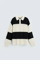 Sweater tipo polo de punto con rayas horizontales anchas en color negro y crudo, con cuello clásico y cierre de dos botones.