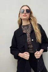 Top sin mangas con estampado animal print en tonos tierra, de silueta ajustada y cuello cerrado. Su textura con leve fruncido lateral aporta dinamismo al diseño.