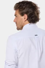 Camisa celeste a rayas verticales, de manga larga con opción de arremangar, corte slim fit y bolsillo en el pecho. Confeccionada en algodón.