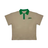 Remera de algodón grueso con cuello tipo polo y bordado 3D en el pecho.