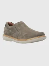 Zapato de cuero color marrón, con elásticos laterales y suela de goma EVA.