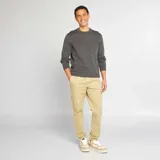Pantalón cargo color beige con cintura elástica y cordones ajustables.