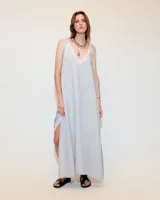 Vestido maxi celeste de lino delavé con escote en V con puntilla de algodón, tiras regulables y tajos laterales y delantero.