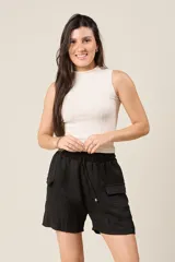 Short cargo negro con cintura elástica ajustable con cordón y bolsillos laterales con solapa.