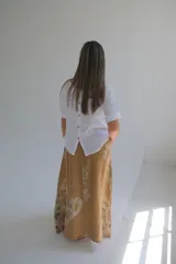 Falda larga color camel con estampado floral, corte amplio y cinturón de soga.