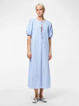 Vestido midi celeste a rayas verticales blancas, con corte holgado, mangas cortas abullonadas y lazo en el escote.