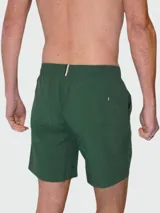 Short de baño verde con cintura elástica ajustable con cordón y logo de la marca bordado en la pierna.