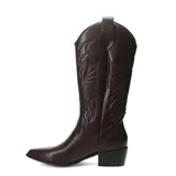 Botas vaqueras de caña alta color bordó, confeccionadas en material sintético imitación cuero. Presentan bordados decorativos en la caña y puntera afilada. Cuentan con un taco bajo y ancho.