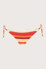 Calzón de bikini a rayas horizontales en tonos naranja, rojo, amarillo y beige, con corte a la cadera, costados sin costuras, argollas doradas y tiritas ajustables con detalles metálicos en las puntas.