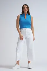 Top halter tejido de punto color turquesa, con cuello alto y cierre frontal con cremallera.