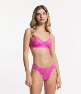 Bombacha bikini hilo color rosa con encaje floral y moña en la cintura.