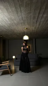 Vestido largo negro de encaje y microtul, con cuello alto y sostén interno.