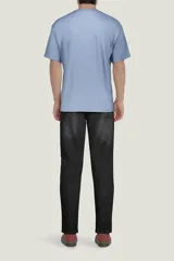 Remera negra de algodón con cuello redondo y mangas cortas.